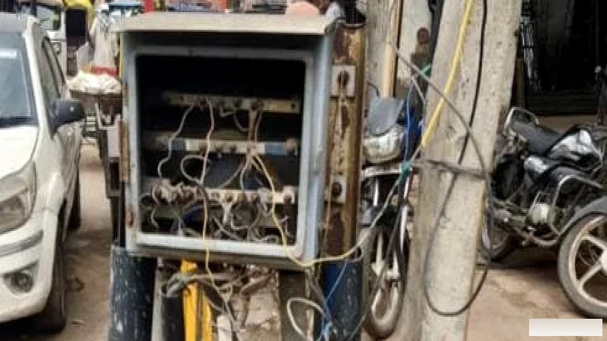 जन्माष्टमी से पहले मथुरा में खुले पैनल बॉक्स: बिजली के तारों में दौड़ रहा करंट, स्थानीय निवासियों में चिंता