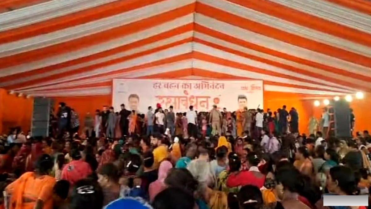 महापौर के रक्षाबंधन कार्यक्रम में भारी भीड़ से फैली अव्यवस्था, कई महिलाएं और बच्चे हुए बेहोश