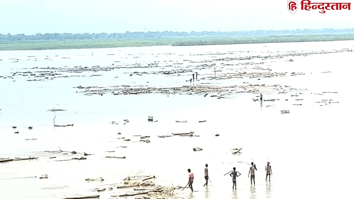 नेपाल से बहकर आ रहे सामान लूटने की होड़, उफनती गंडक में लगा रहे छलांग; मौत का भी खौफ नहीं