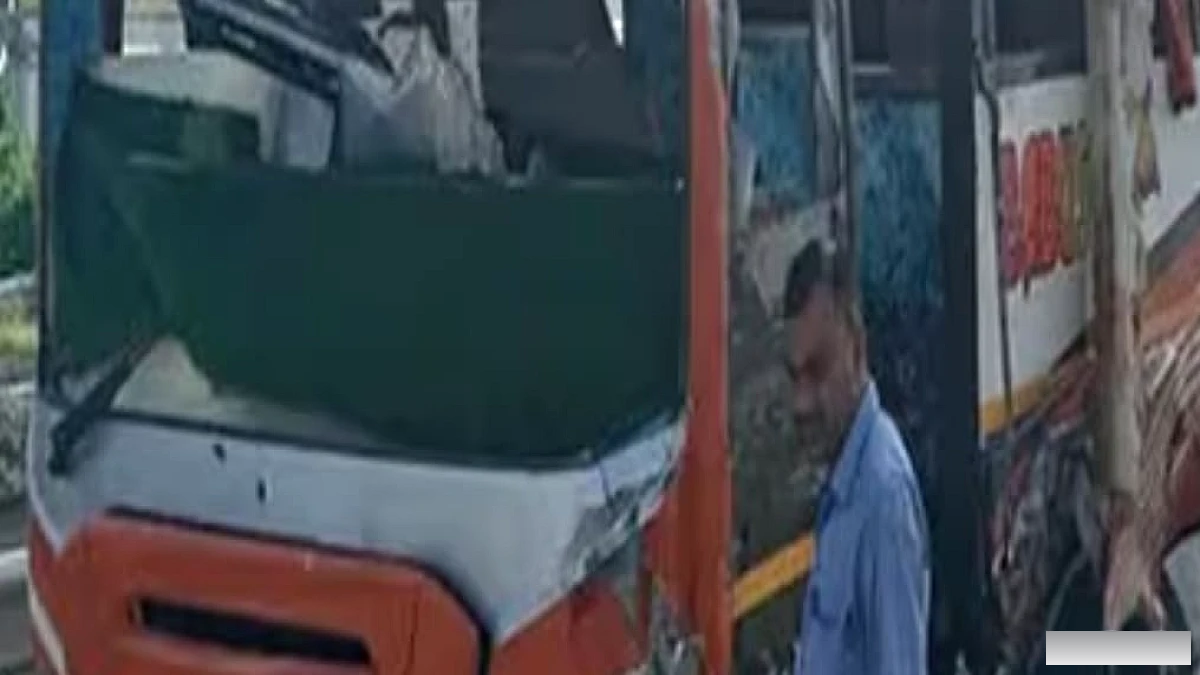 औरंगाबाद में पर्यटक बस अनियंत्रित होकर पलटी, 15 से अधिक घायल; चालक को झपकी आने की आशंका
