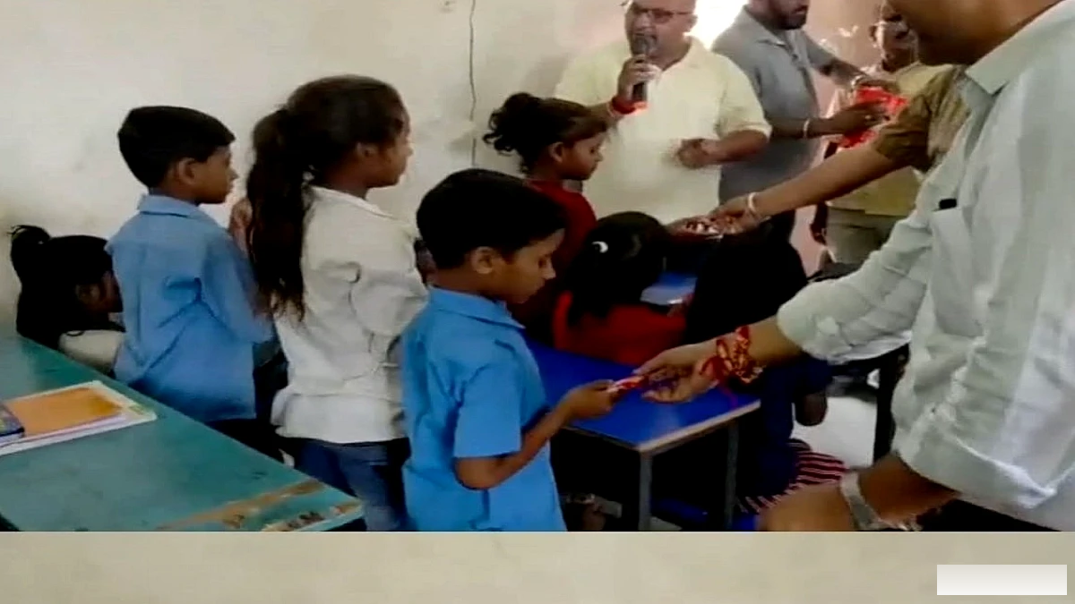 बेगूसराय के गढ़पुरा में स्कूल की भूमि को अतिक्रमण मुक्त कर जूते‑चॉकलेट वितरित