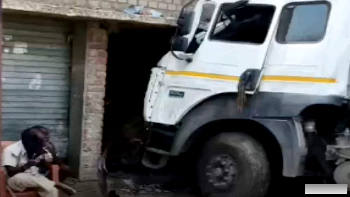नवादा के रोह में कोयला लदा ट्रेलर घुसा, भैंस का बच्चा मरा और गाय घायल