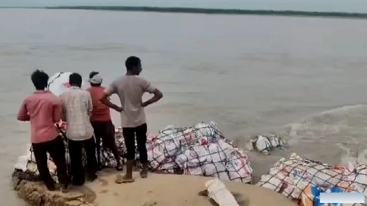 मोहाना नदी का जलस्तर बढ़ा, नेपाल सीमा से सटे गांवों में पहुंचा पानी, कटान से सहमे लोग