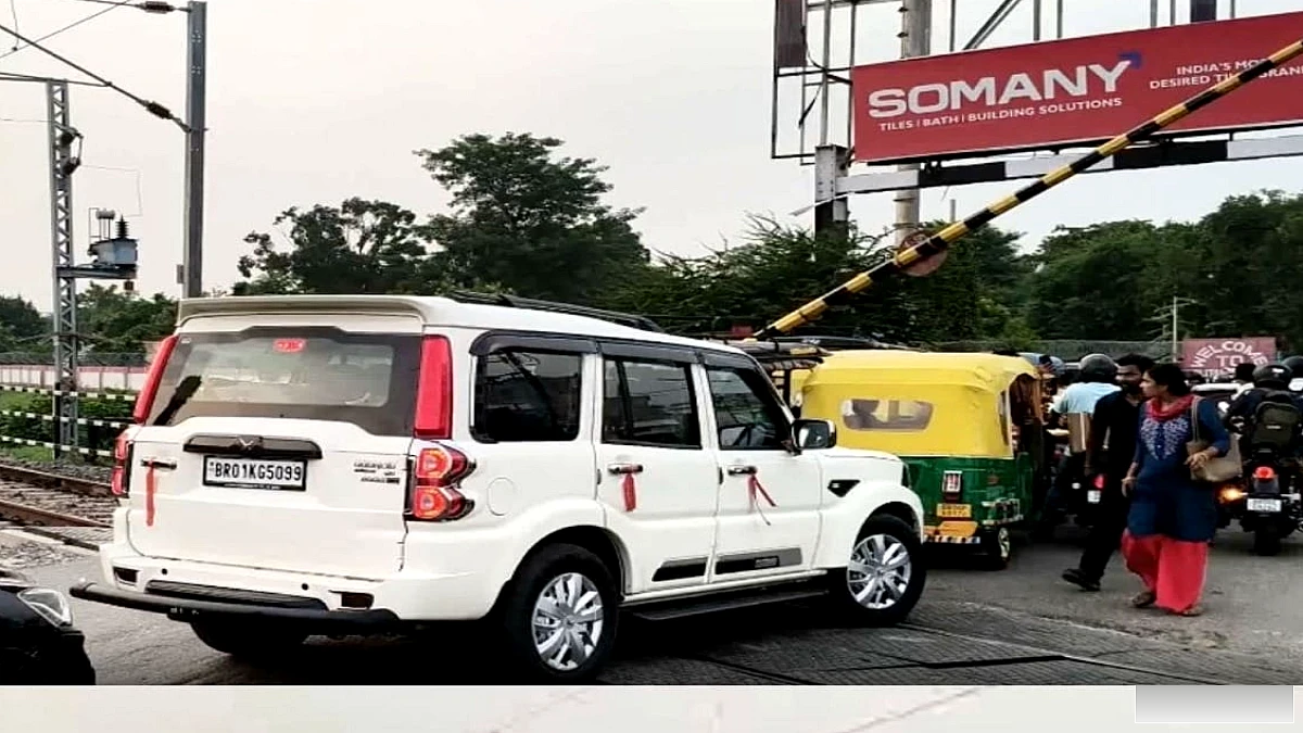 मुजफ्फरपुर के गोबरसही गुमटी पर ट्रैफिक जाम से दो ट्रेनें रुक गईं, कई वाहन ट्रैक पर फँसे