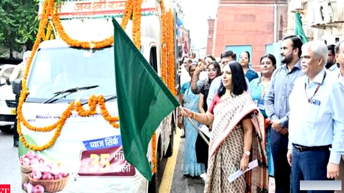 सरकार ने 35 रुपये प्रति किलो प्याज बेचने के लिए एनसीसीएफ, नाफेड की वैन को हरी झंडी दिखाई