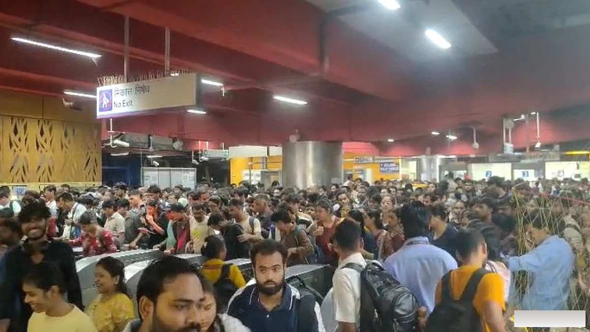 रक्षाबंधन से पहले Noida Metro हुई फुल, बोटेनिकल गार्डन स्टेशन पर भारी भीड़