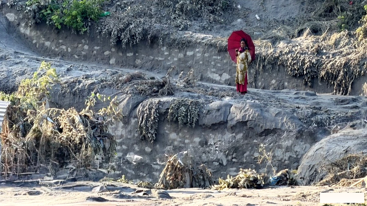 नेपाल में जलप्रलय छोड़ गई तबाही के निशान... तस्वीरों में देखिए बाढ़ के बाद कैसी है जिंदगी