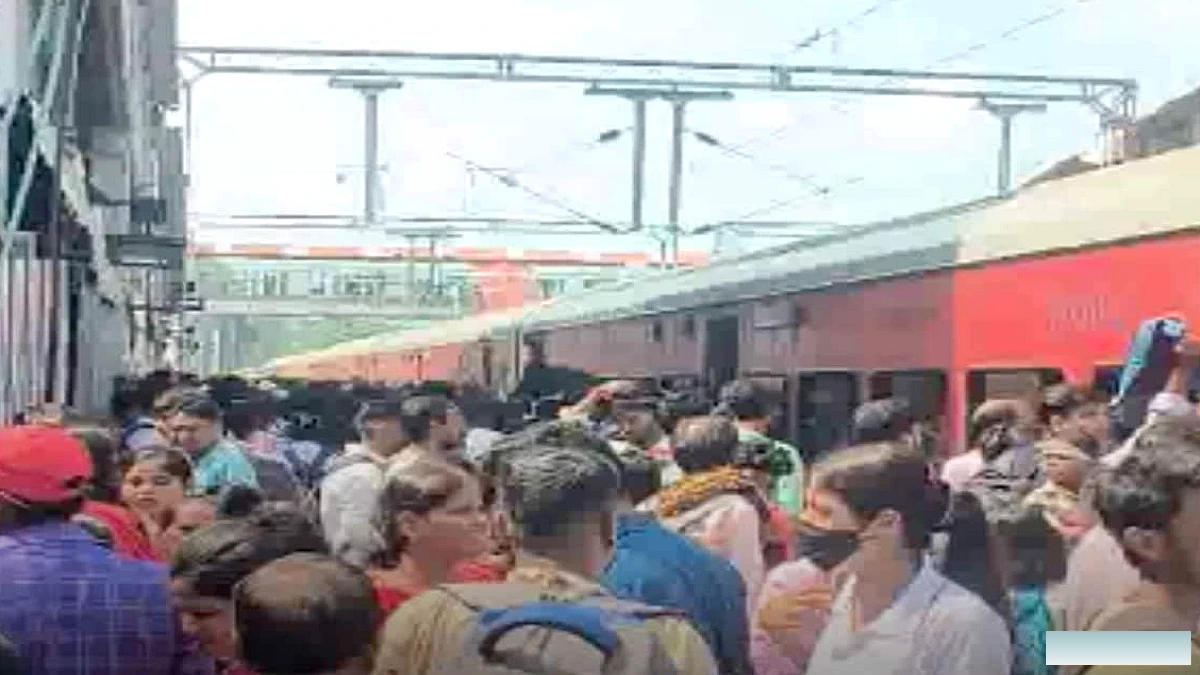 रक्षाबंधन पर गया जंक्शन पर यात्रियों की भारी भीड़, इंटरसिटी एक्सप्रेस में खचाखच ट्रेनें