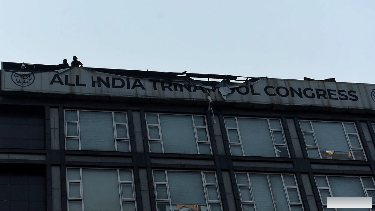 उनके कार्यालय का होर्डिंग हटा दिया गया, अभिषेक बनर्जी ने पुलिस की आलोचना की, कहा कि 'अतिक्रमण' के खिलाफ अदालत जाएंगे