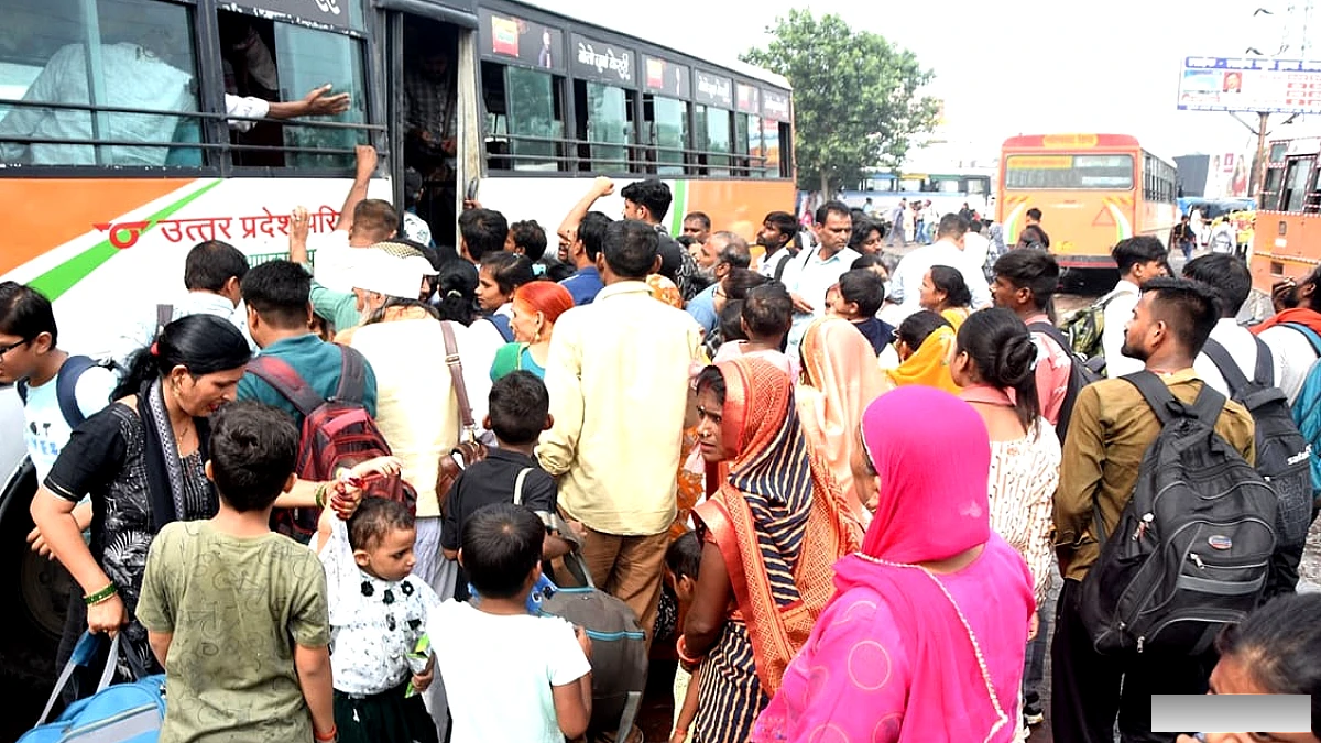 भीड़ में गायब हुई मुफ्त सफर की खुशी, बरेली में बहनों को घंटों करना पड़ा रोडवेज बसों का इंतजार