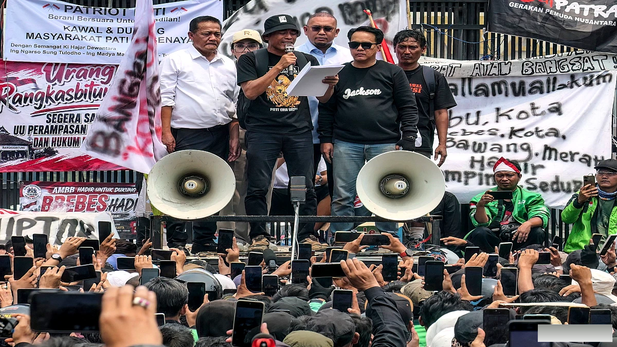 भ्रष्टाचार पर नकेल कसने की मांग को लेकर इंडोनेशियाई लोगों ने संसद पर मार्च किया
