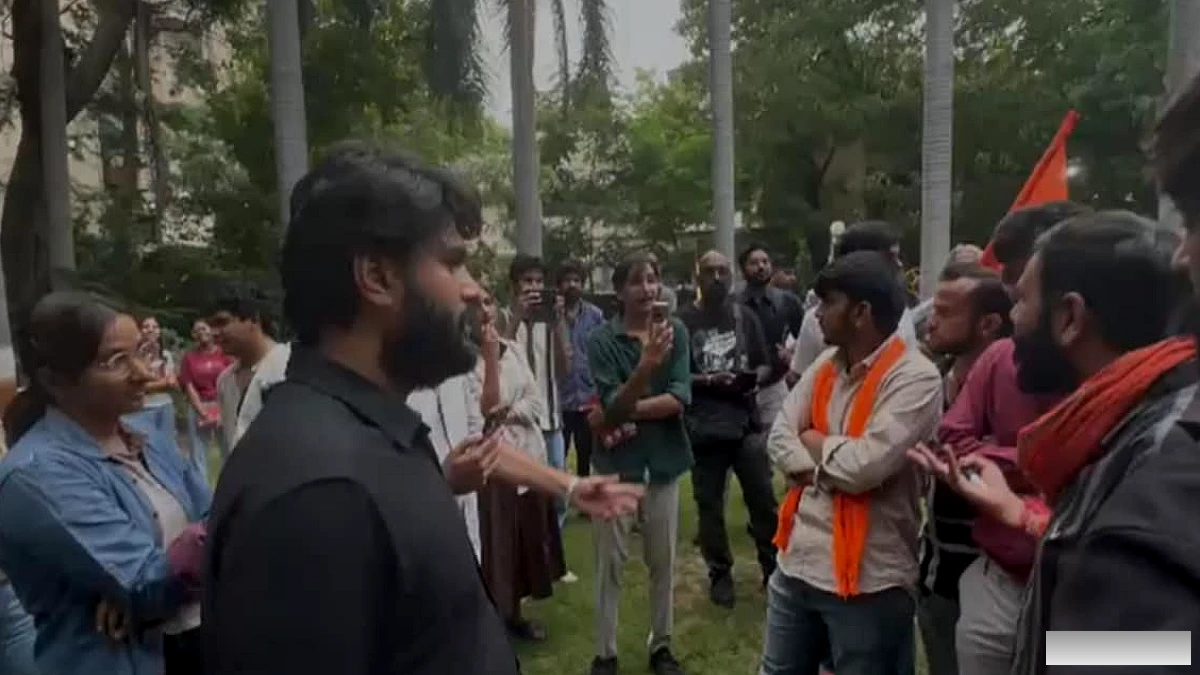 क्या आप मलाला का समर्थन करते हैं?' किताब पढ़ने को लेकर अहमदाबाद स्कूल में बजरंग दल कार्यकर्ताओं के बीच झड़प | वीडियो