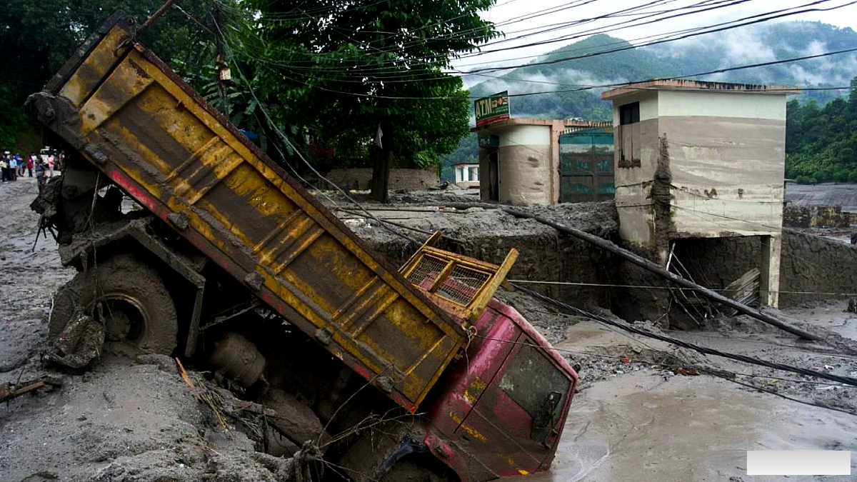 अचानक आई बाढ़ के बाद बनी नेपाल झील के किनारे टूटे, जलस्तर बढ़ रहा है