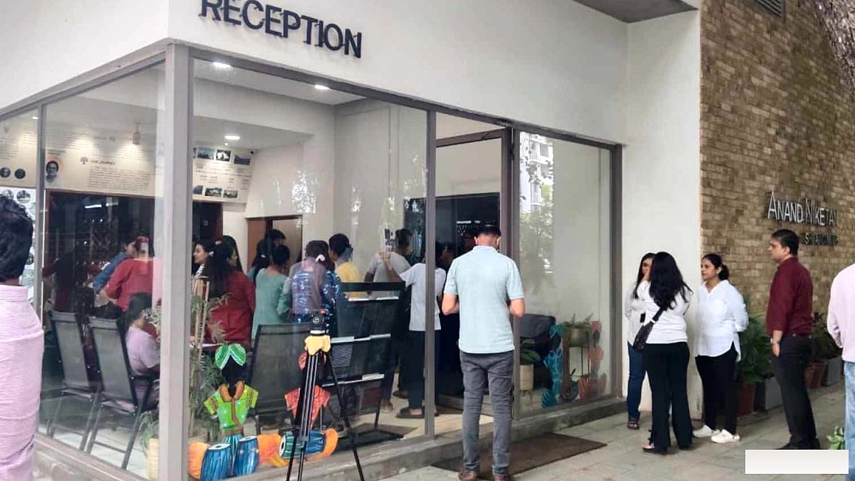 अहमदाबाद में स्टूडेंट कलेक्टिव द्वारा मलाला, ऐनी फ्रैंक की पुस्तकों के पढ़ने के सत्र को समूह ने 'बाधित' किया