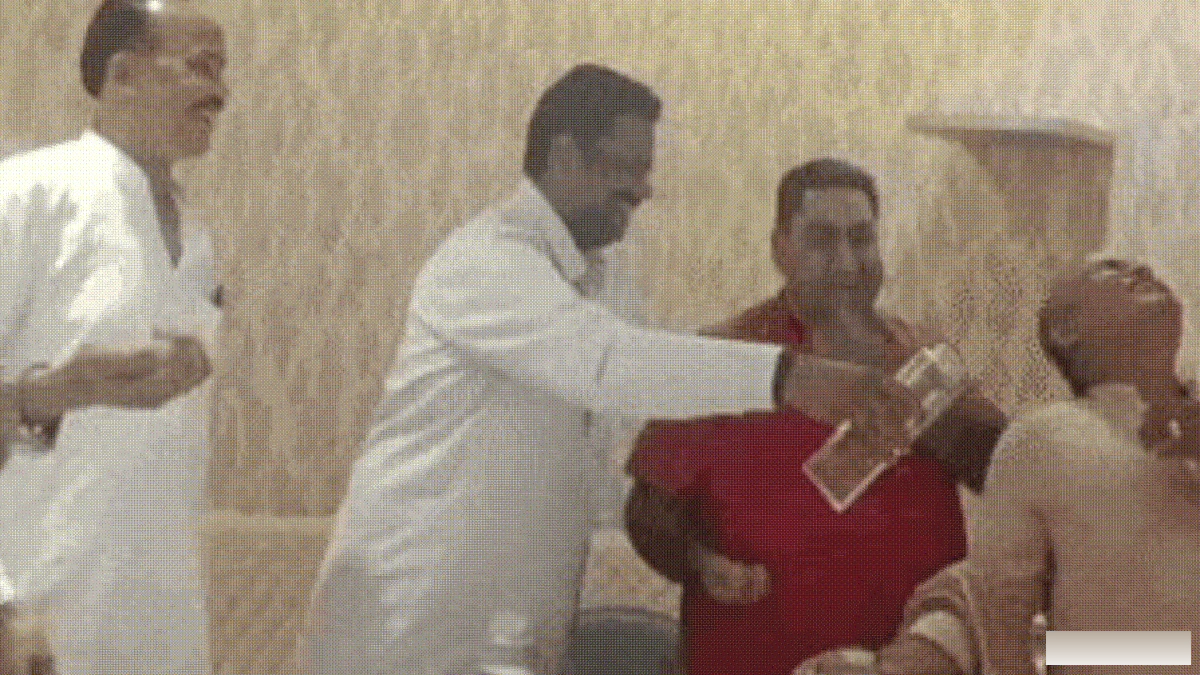 रिश्वत के पैसे का आपस में करेंगे बंटवारा, हाथ में गंगाजल लेकर शपथ लेते वीडियो वायरल, पार्षद का इस्तीफा