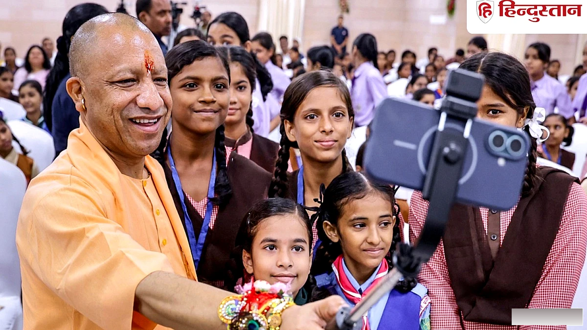 स्मार्ट फोन पर समय खर्च करने के बजाय अच्‍छी पुस्‍तकें पढ़ने की आदत डालें, रक्षाबंधन पर छात्राओं से बोले सीएम योगी