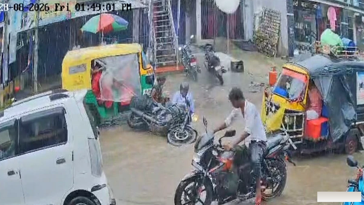 बारिश में डूबी सड़क, गड्ढों ने बढ़ाई आफत; मुजफ्फरपुर के दरधा बाजार चौक पर हादसों का खतरा