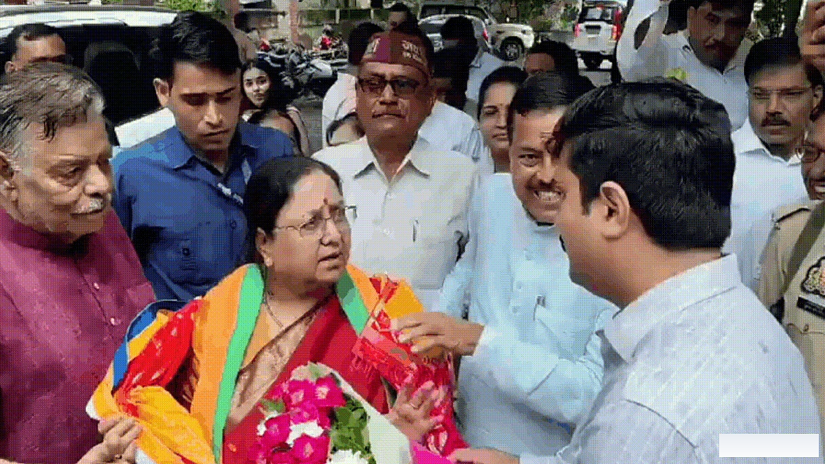 डीएम ने नहीं उठाया फोन, अफसर को देखते ही बिफर पड़ीं मंत्री बेबीरानी मौर्य, बोलीं-ऐसे नहीं चलेगा