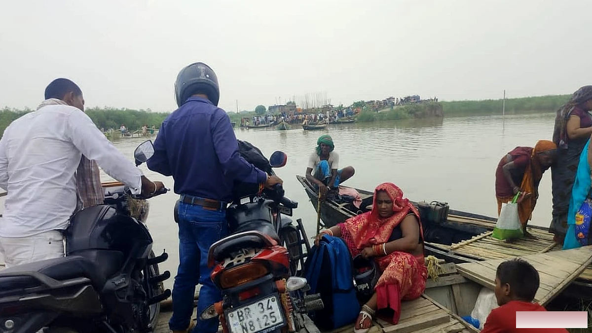 नए इलाकों में फैला पानी: मुंगेर में बाढ़ से बिगड़े हालात, डायवर्सन डूबा; नाव के सहारे आना-जाना कर रहे  ग्रामीण