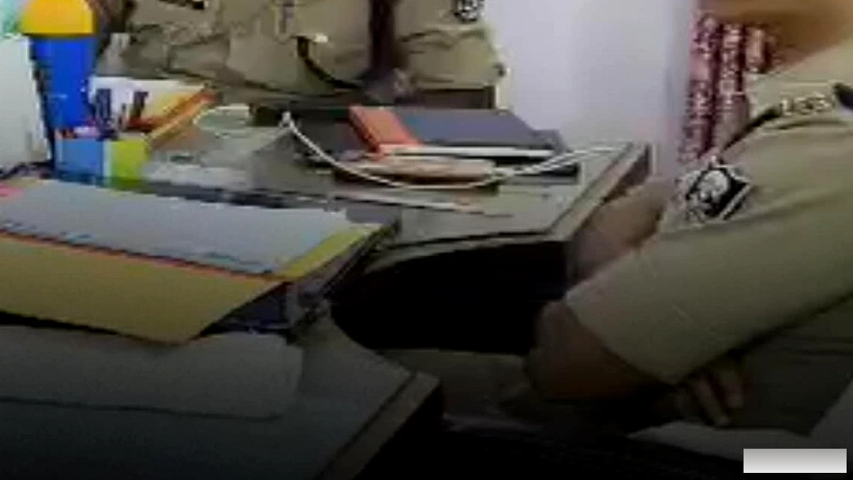 एसपी अवधेश दीक्षित ने पुलिस केंद्र में अधिकारियों से की बैठक, सुरक्षा व्यवस्था को लेकर दिए स्पष्ट निर्देश