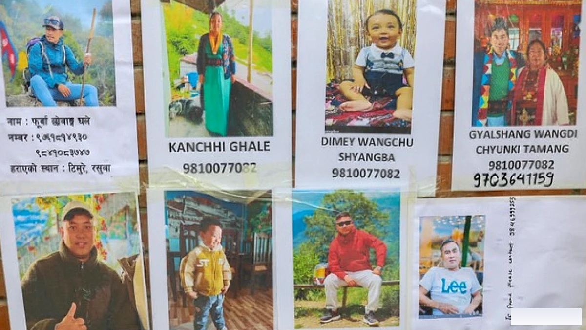 बाढ़ के बाद लापता हुए रिश्तेदारों के साथ नेपाली परिवार चमत्कार की प्रार्थना कर रहे हैं