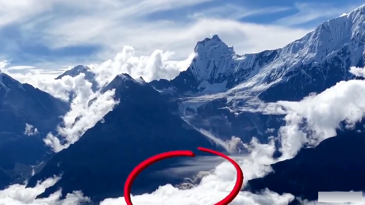 ड्रोन वीडियो में घातक नेपाल-तिब्बत बाढ़ से पहले हिमालय के ग्लेशियर ढहने के क्षण को कैद किया गया है