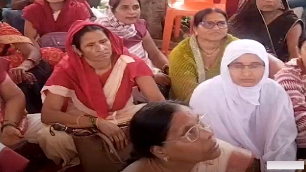 सीवान में आंगनबाड़ी सेविकाओं ने मानदेय बढ़ाने सहित चार बिंदुओं की मांग पर धरना दिया