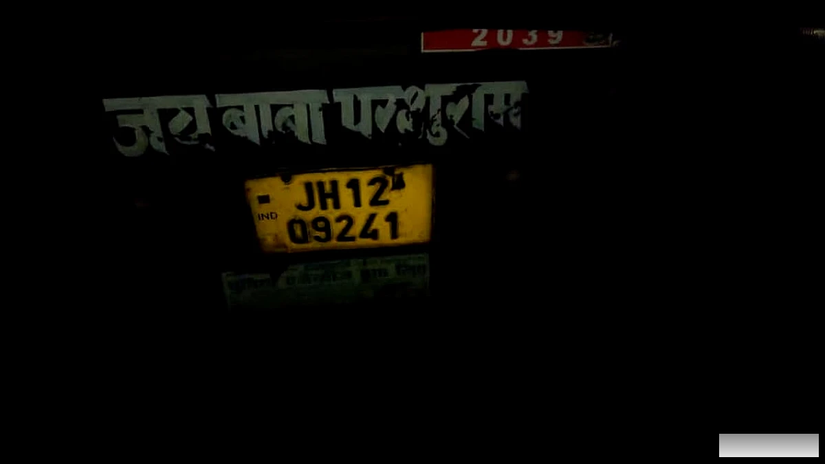 पुलिस जवानों को कुचलने का प्रयास, बैरियर तोड़कर भागा स्टोन चिप्स लदा ट्रक, 10 KM पीछा कर पकड़ा