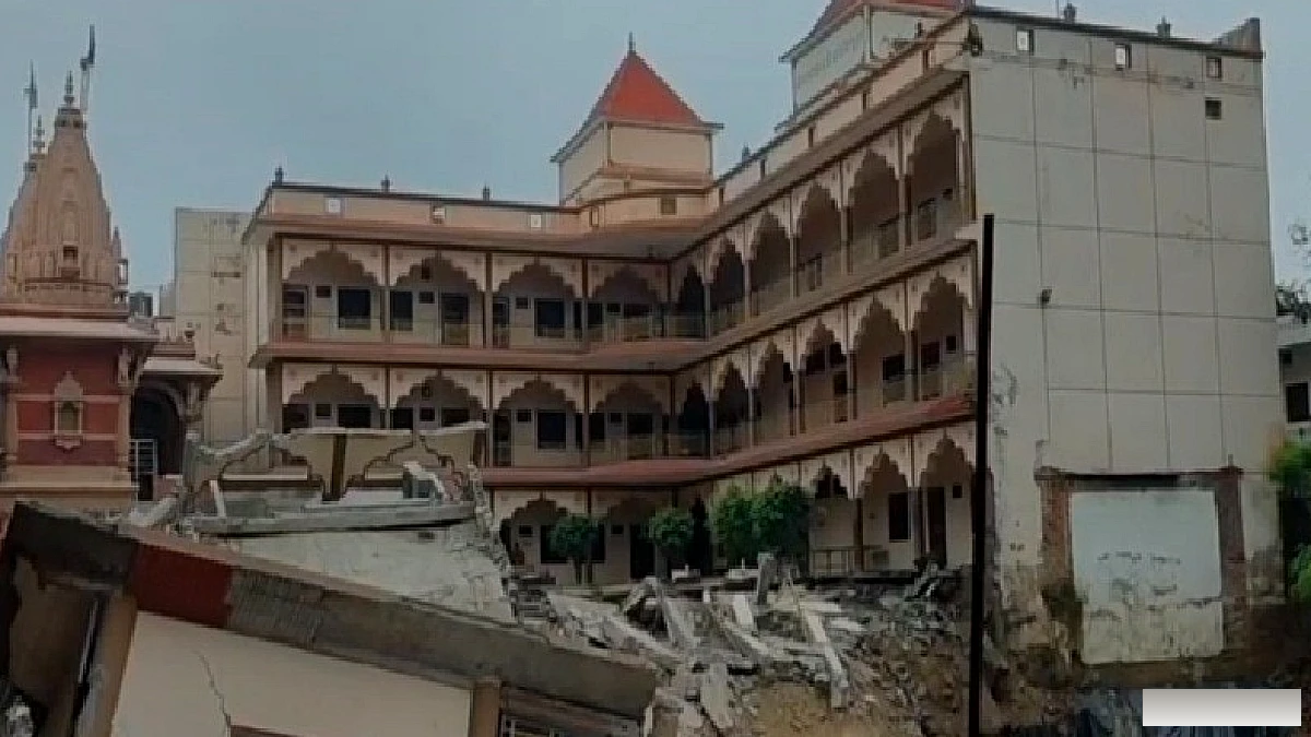 प्रयागराज में भरभरा कर गिरा स्वामी नारायण मंदिर का एक हिस्सा- VIDEO