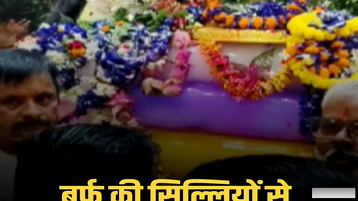 मुजफ्फरपुर में श्रावणी पूर्णिमा पर बाबा गरीबनाथ का अमरनाथ रूप, धाम पर रंग‑बिरंगी बर्फीली सजावट