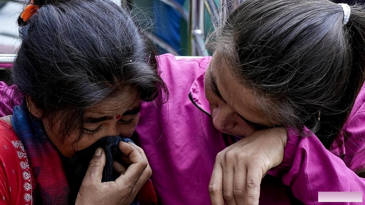 सांस या लाश... लड़खड़ाते पैर, हाथों में तस्वीर और गमगीन आखें, हर चेहरे में ढूंढ रहे उम्मीद