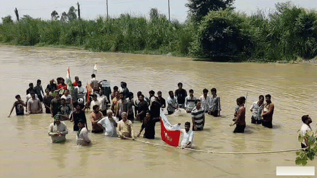 यूजीसी बिल के खिलाफ यूपी में सवर्ण समाज का जल सत्याग्रह, गंगनहर में उतरे लोग