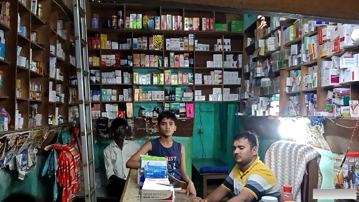 कोडीन सिरप का काला कारोबार, वीडियो वायरल होते ही छापा; भारी मात्रा में माल बरामद, दो गिरफ्तार