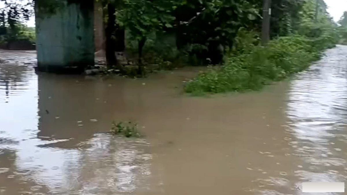 लगातार दो दिन की मूसलाधार बारिश से हाहाकार, कच्चे मकान ध्वस्त और इलाके में भारी जलभराव