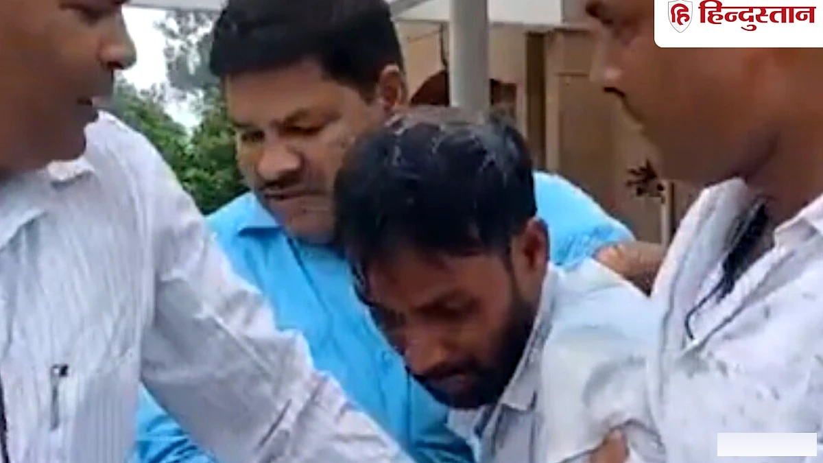 रास्ते का विवाद नहीं सुलझा तो डीएम ऑफिस पहुंचा युवक; ये कांड कर डाला, दौड़ पड़े सुरक्षाकर्मी