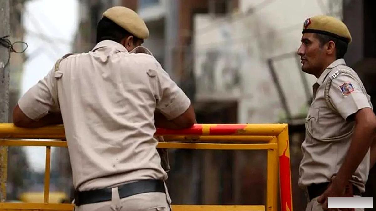पत्थर से मारा, गला घोंटा: दिल्ली में दोस्त की मदद से परेशान बेटे की हत्या, दोनों गिरफ्तार