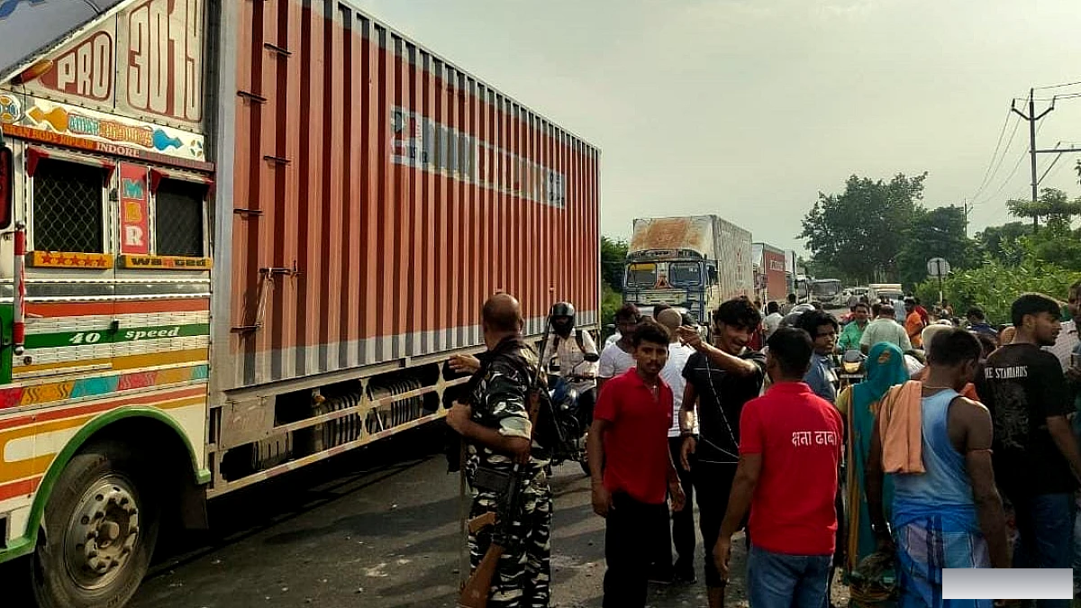 रक्षाबंधन मनाकर लौट रहे मां-बेटे की कार 15 फीट के गड्ढे में गिरी, दोनों की मौत