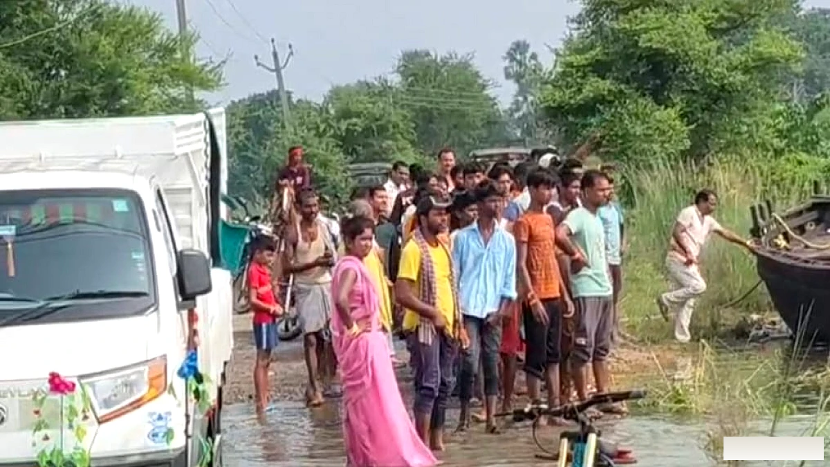 बाढ़ में सेल्फी का शौक पड़ा भारी, गहरे पानी में डूबने लगीं दो महिलाएं; नाविक ने बचाई जान