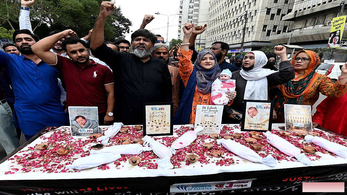 पाकिस्तान ने अस्पताल में आग लगने से 14 शिशुओं की मौत के मामले में आठ अधिकारियों को निलंबित कर दिया