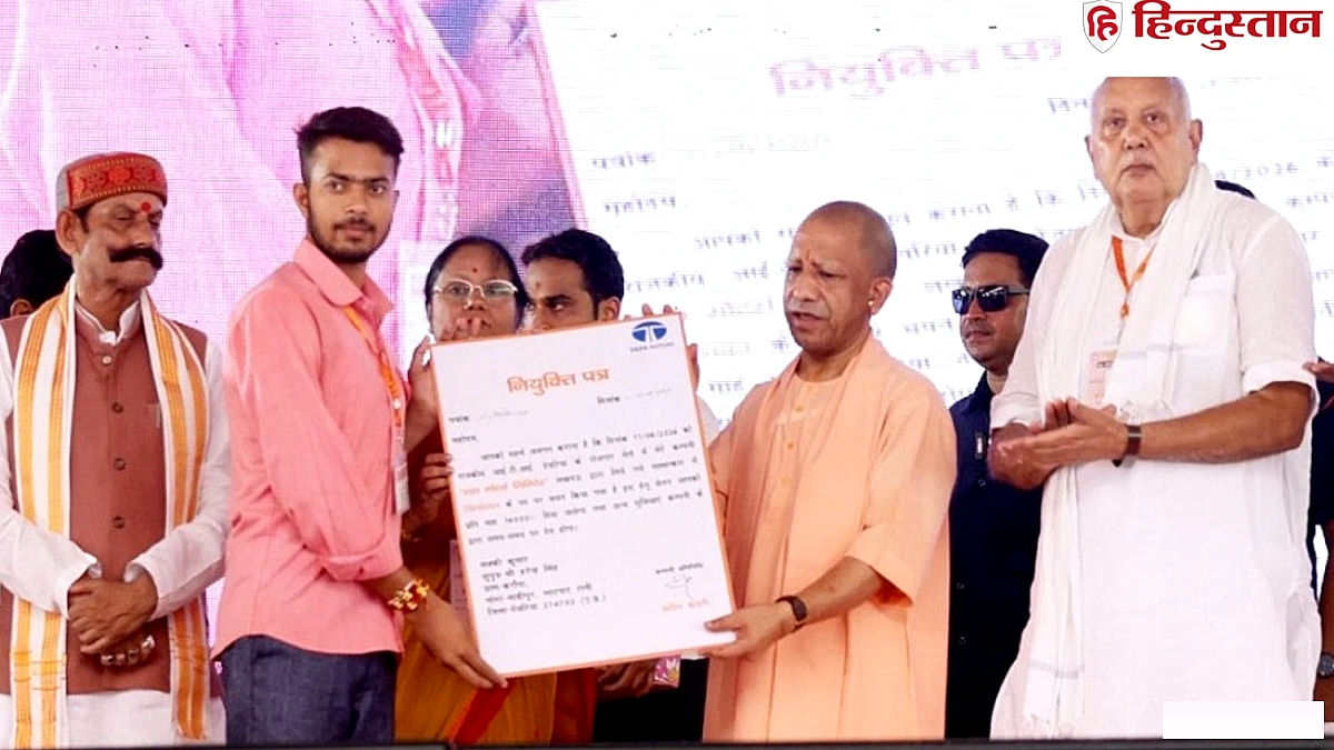 यूपी के 2 करोड़ नौजवानों को टैबलेट बांटेगी सरकार; खुले मंच से CM योगी का ऐलान