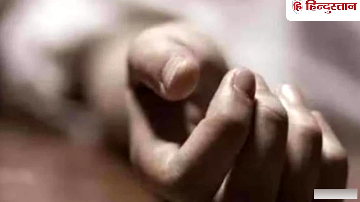 हाइवे पर गड्ढे में गिरने से महिला की मौत; बेटे के साथ भाई को राखी बांधने जा रही थी, परिवार में मातम