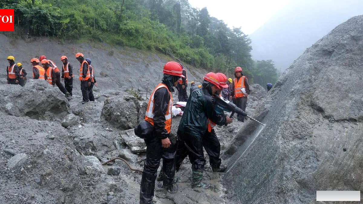 भाग को मात देकर छह जलविद्युत परियोजनाओं में फंसे 500 लोगों को बचाया