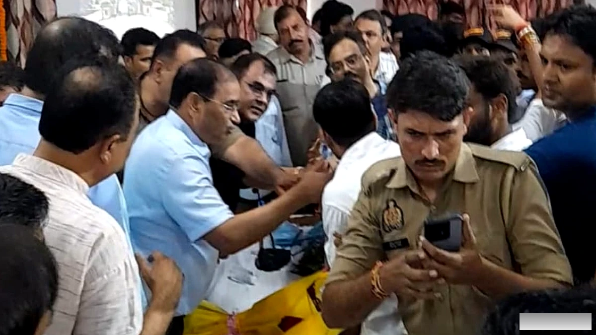 रुहेलखंड विश्वविद्यालय: कुलपति के विदाई समारोह में एबीवीपी कार्यकर्ताओं का हंगामा, किया घेराव