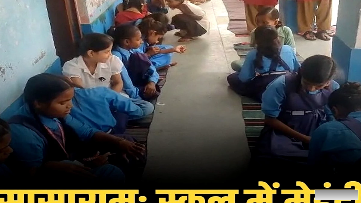 स्कूल में आयोजित मेहंदी प्रतियोगिता में छात्राओं ने दिखाया कलात्मक हुनर