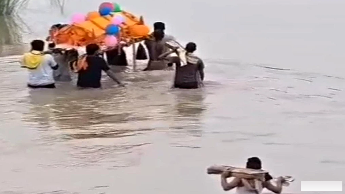 मुंगेर में चार फीट पानी में अर्थी लेकर पहुंचे परिजन, 20 दिन से बंद विद्युत शवदाह गृह ने बढ़ाई मुश्किल