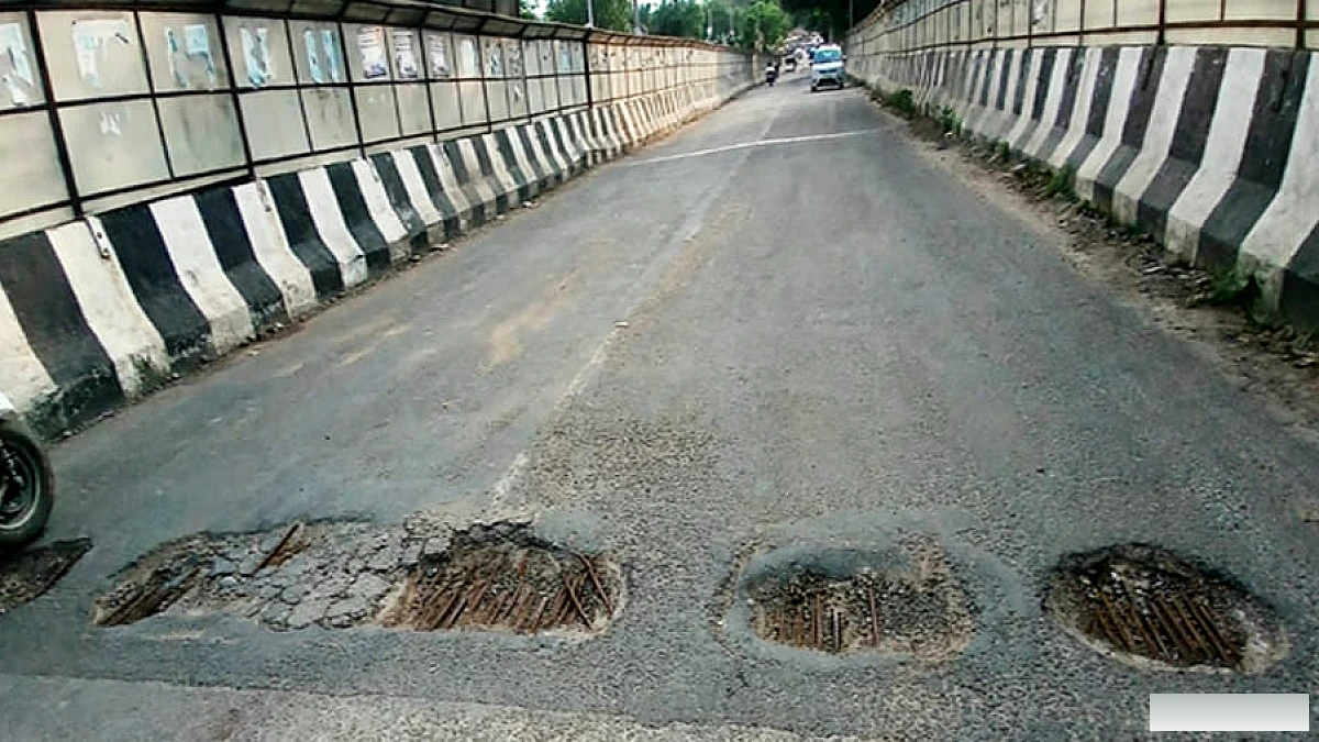 दो महीने पुराने रेलवे ओवरब्रिज के जॉइंट्स फट गए, सड़क पर दिख रही सरिया