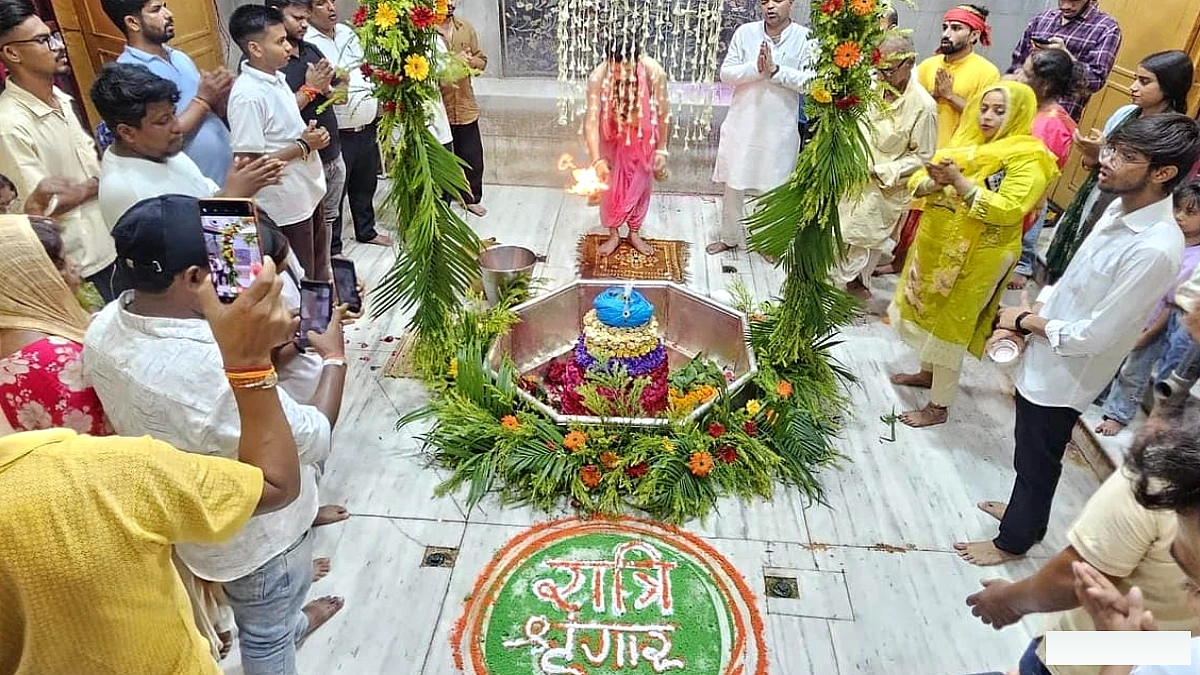 भाद्रपद द्वितीया पर बाबा गरीबनाथ का भव्य महाशृंगार, फूलों से सजा दरबार; जयघोष से गूंजा मंदिर