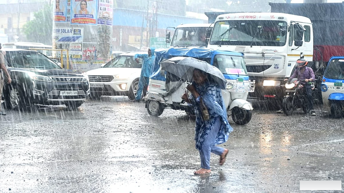 आसमान में घने बादल, बारिश के साथ बिजली का खतरा; कानपुर समेत 25 जिलों में अलर्ट