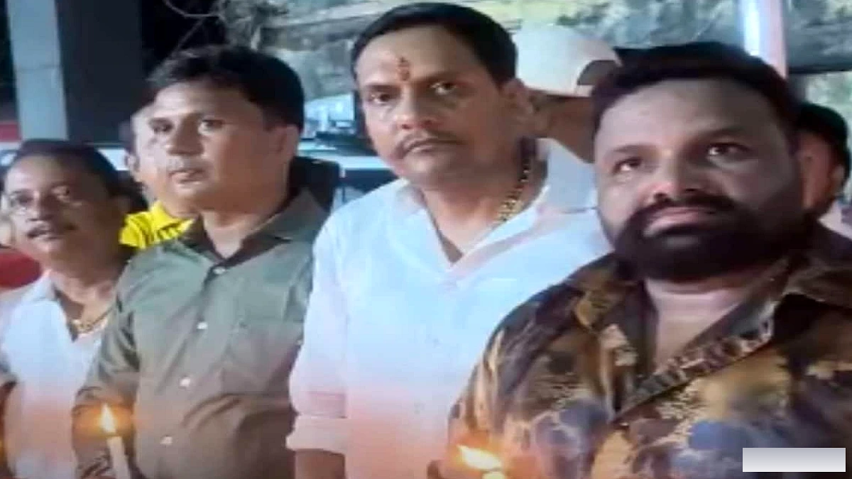 नेपाल बाढ़ के शहादत के बाद जोगबनी में श्रद्धांजलि, गांधी चौक में जलाए गए मोमबत्तियाँ
