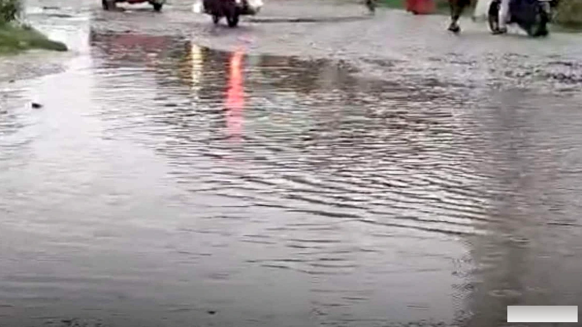 नवादा में तेज़ बारिश से जलभराव, सदार अस्पताल‑विजय बाजार की सड़कों पर पानी
